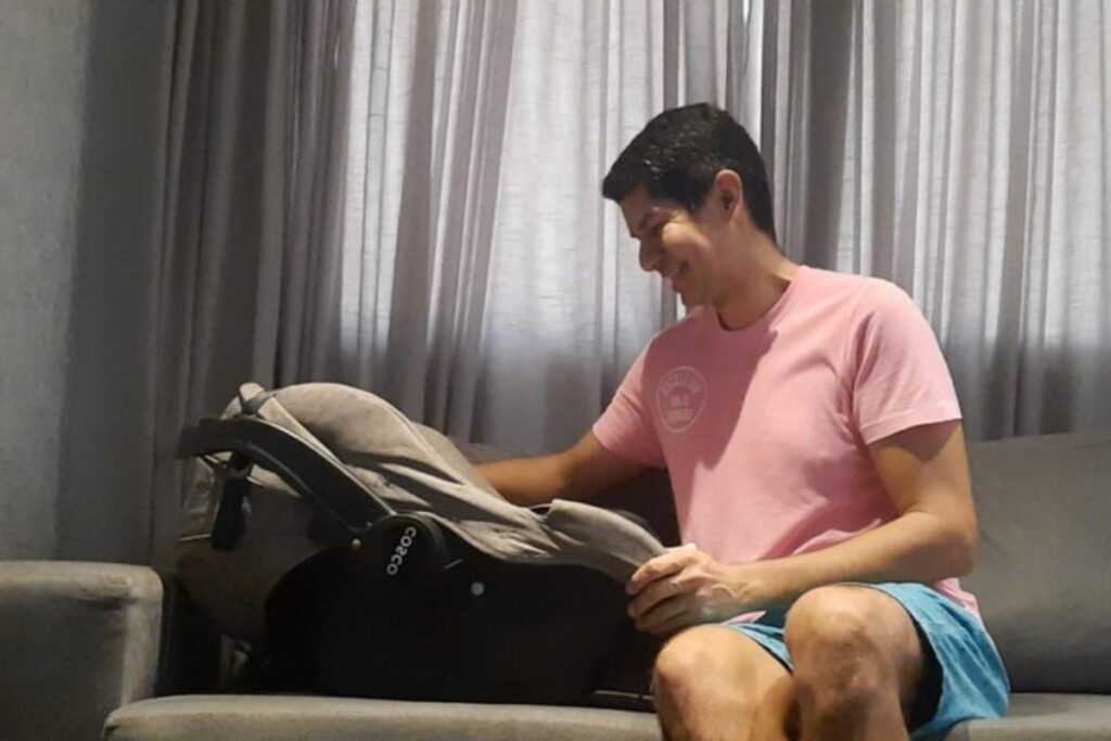 Depois de 4 anos de espera, ele conseguiu adotar a filha