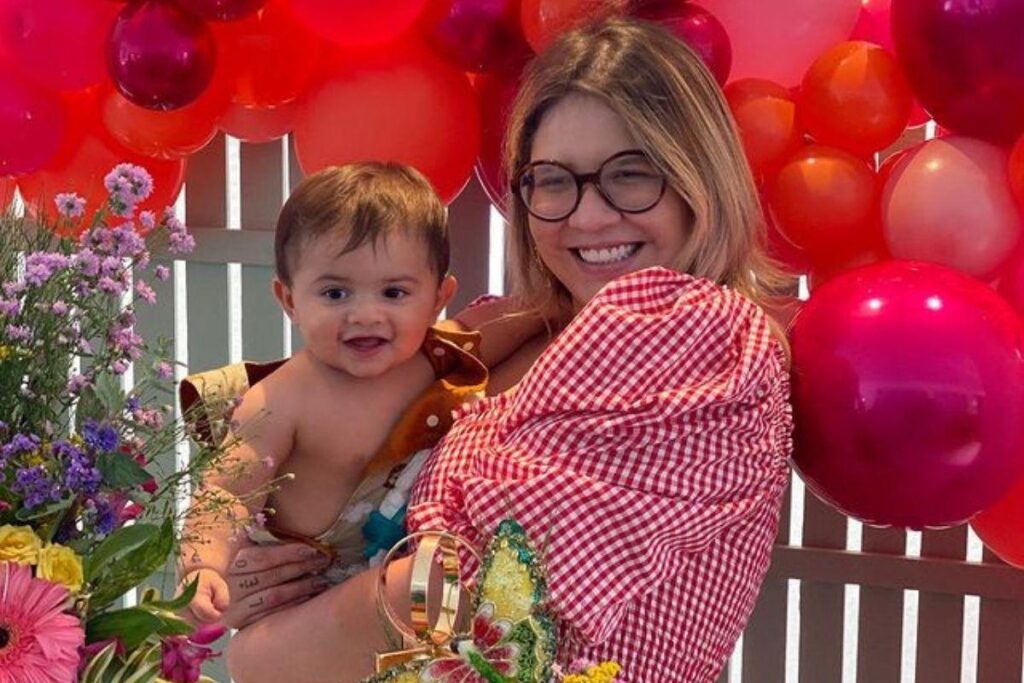 Marília Mendonça faz chama de vídeo com filho