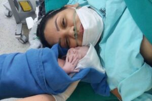 Thaís Cristina Sousa e mãe, após passar por um longo tratamento para salvar a vida pós parto