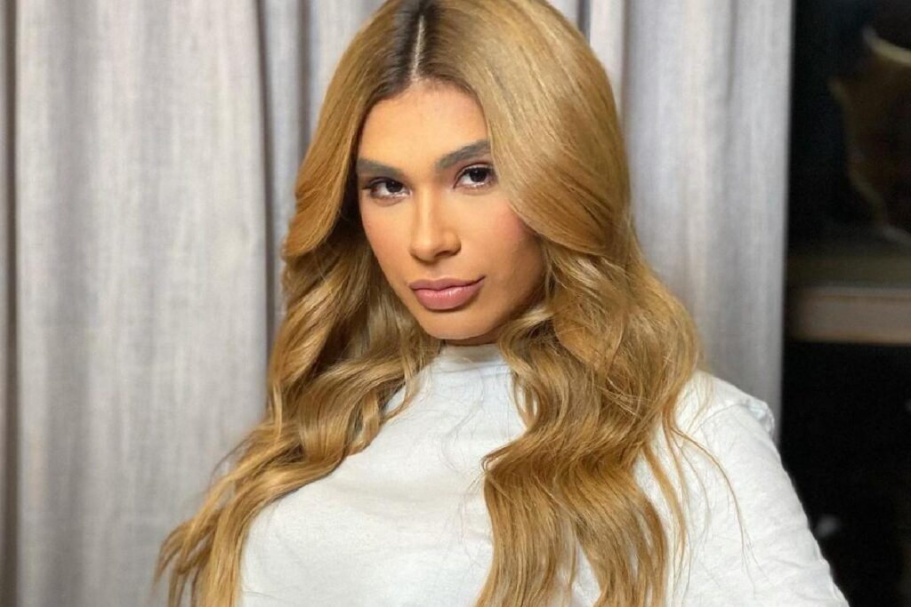 Pocah rebate críticas por tatuagem que fez em homenagem à filha