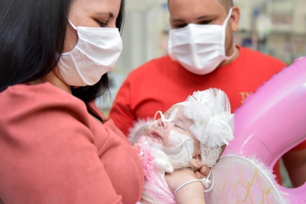A comemoração dos 4 meses teve direito a sessão de fotos com roupa de anjinho comprada pelos pais