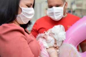 A comemoração dos 4 meses teve direito a sessão de fotos com roupa de anjinho comprada pelos pais