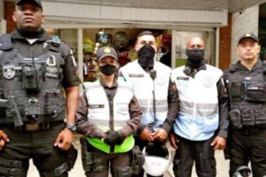 Os agentes que encontraram o menino