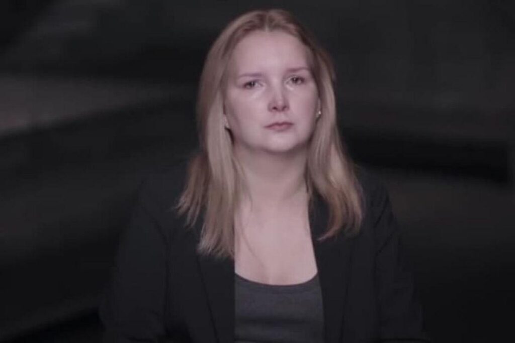 Elize Matsunaga faz cartaz para filha