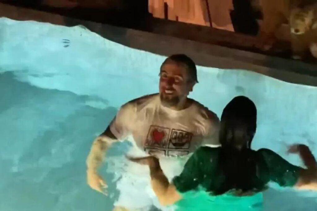Marcos Mion comemorou a estreia na Globo pulando na piscina com a família