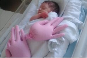 Luvas cheias de arroz simulam sensação do útero e ajudam a acalmar bebês prematuros