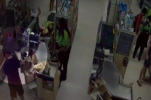 As câmeras gravaram o momento em que o homem beijou a criança de 5 anos