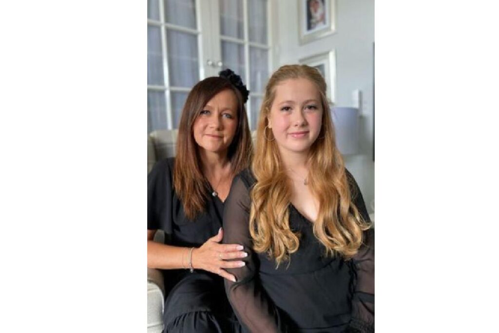 Mãe tira fotos idênticas da filha em todos os primeiros dias de aula por 10 anos