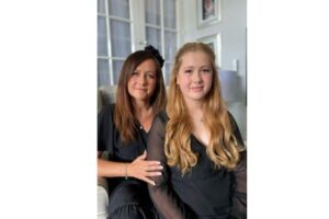 Mãe tira fotos idênticas da filha em todos os primeiros dias de aula por 10 anos