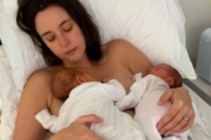 Laura Howard com as gêmeas Florence e Meadow