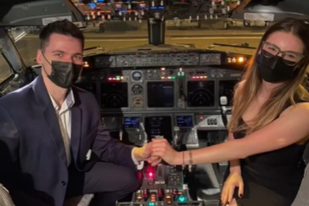 Encontro do casal causou alegria entre os 200 tripulantes do voo