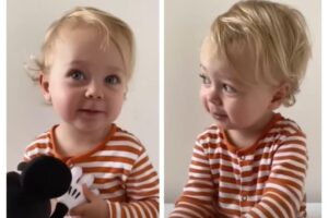 Alice posando para fotos antes de ir à creche