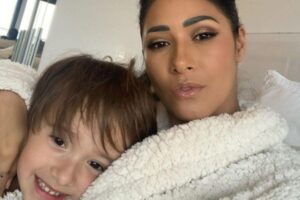 Simaria filmou o menino enquanto ele tocava uma música no violão