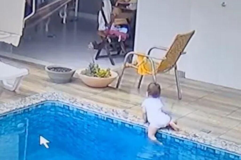 O bebê caiu na piscina