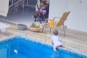 O bebê caiu na piscina