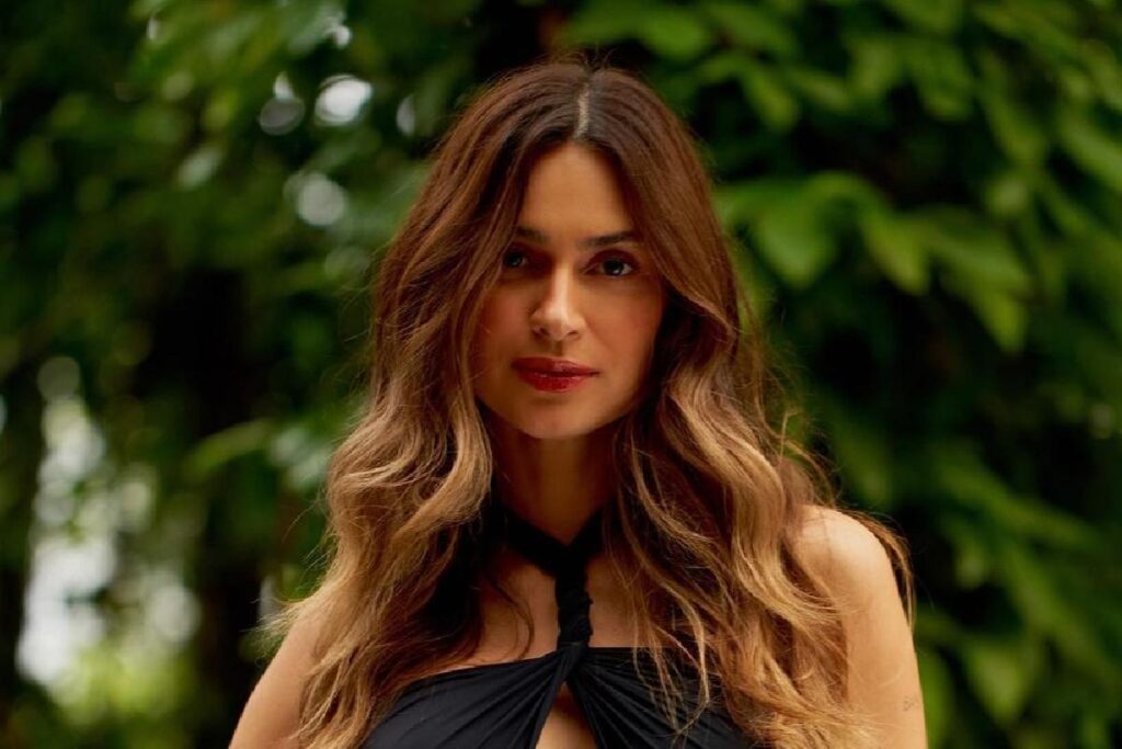 Thaila Ayala segurando bebê de Julia Faria e Augusto Cavanha