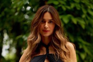 Thaila Ayala segurando bebê de Julia Faria e Augusto Cavanha