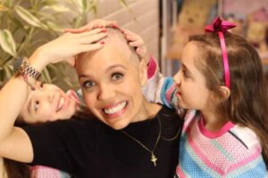 Mãe raspa cabelo ao lado das filhas