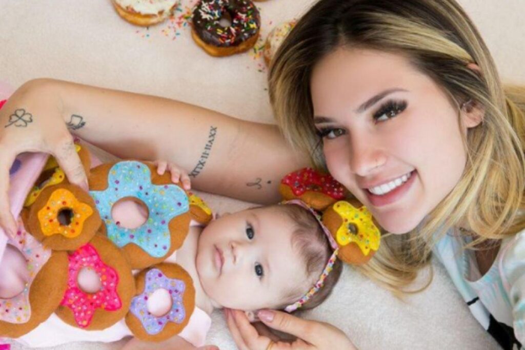 Maria Alice em modo preguiça na cama