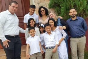 Os casais se dividiram para não separar os irmãos