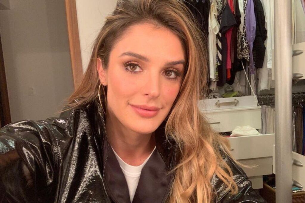 Rafa Brites mostrou a barriga de 5 meses em foto na natureza