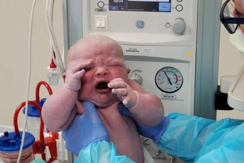 Uma mãe falou sobre a experiência ao dar à luz bebê com mais de 6 kg