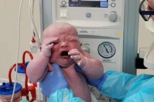 Uma mãe falou sobre a experiência ao dar à luz bebê com mais de 6 kg