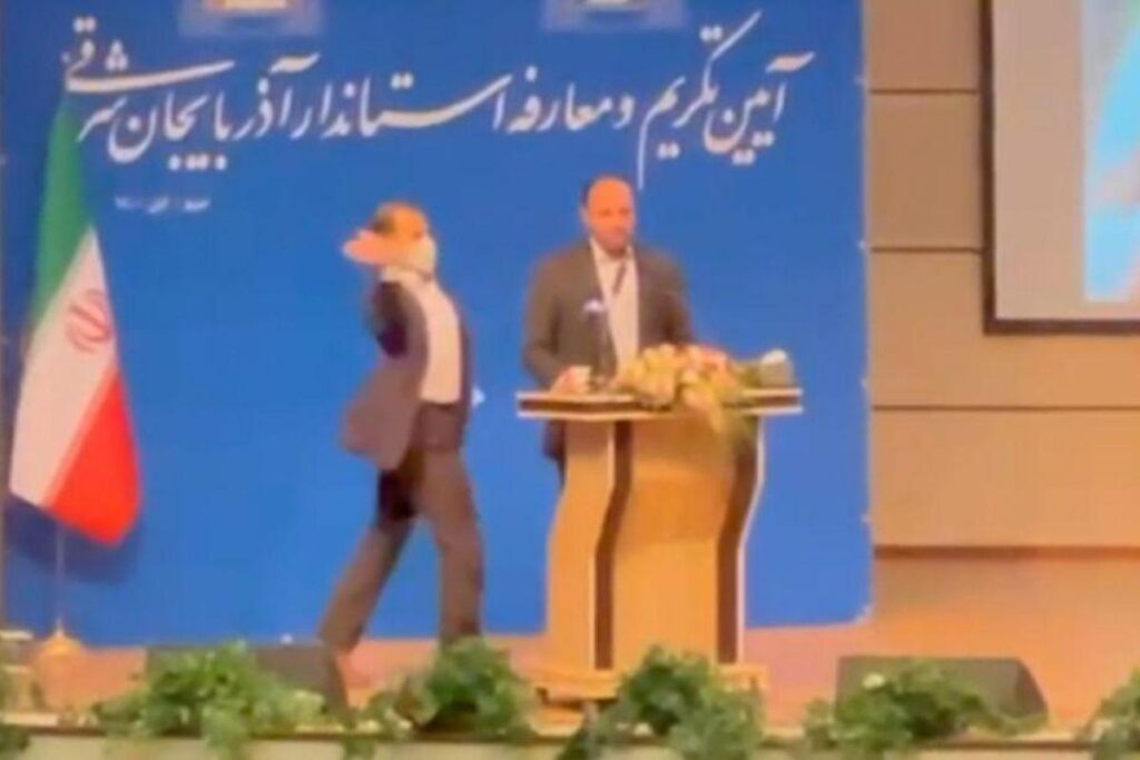 O homem invadiu o palco e bateu no governador do Irã