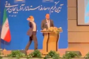 O homem invadiu o palco e bateu no governador do Irã