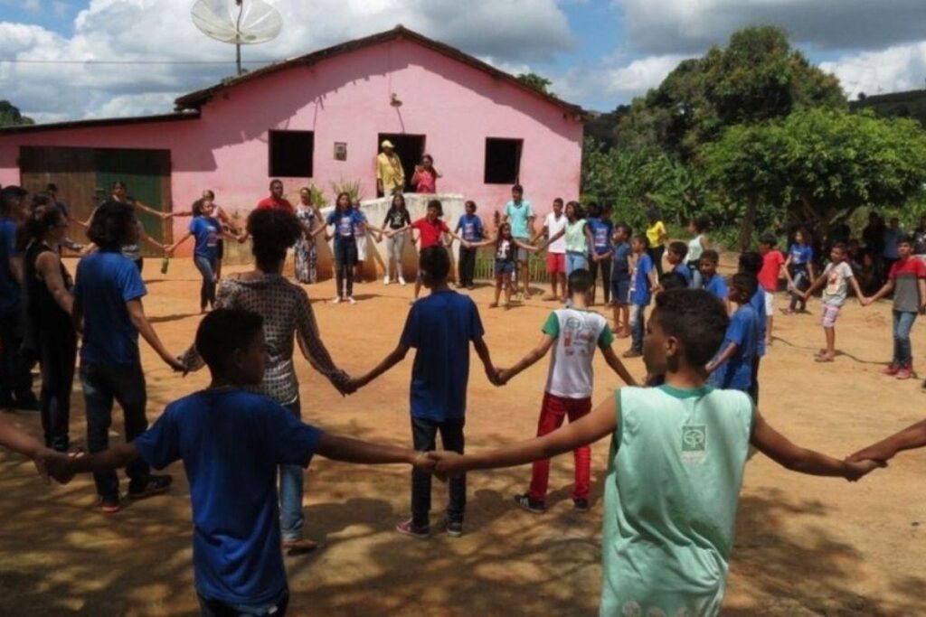 A escola comunitária usa um aprendizado ao ar livre