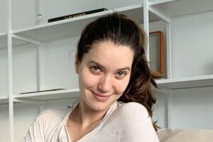 Nathalia Dill posando em Fernando de Noronha