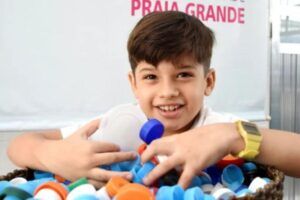 Criança troca tampinhas de garrafa pet por cadeira de rodas