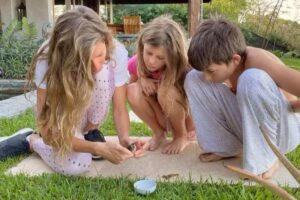 Gisele Bündchen curtindo momentos ao ar livre com os filhos