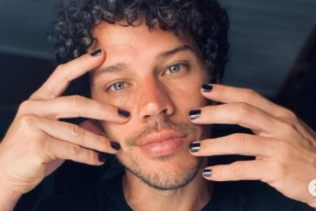 José Loreto explicou o motivo de pintar as unhas
