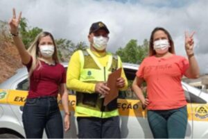 Mãe e filha são aprovadas juntas em exame prático de carro no Ceará