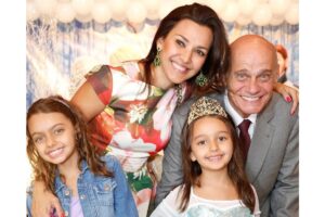 Veruska Seibel, viúva de Ricardo Boechat, resgatou uma foto das filhas, Valentina e Catarina, ao lado do jornalista
