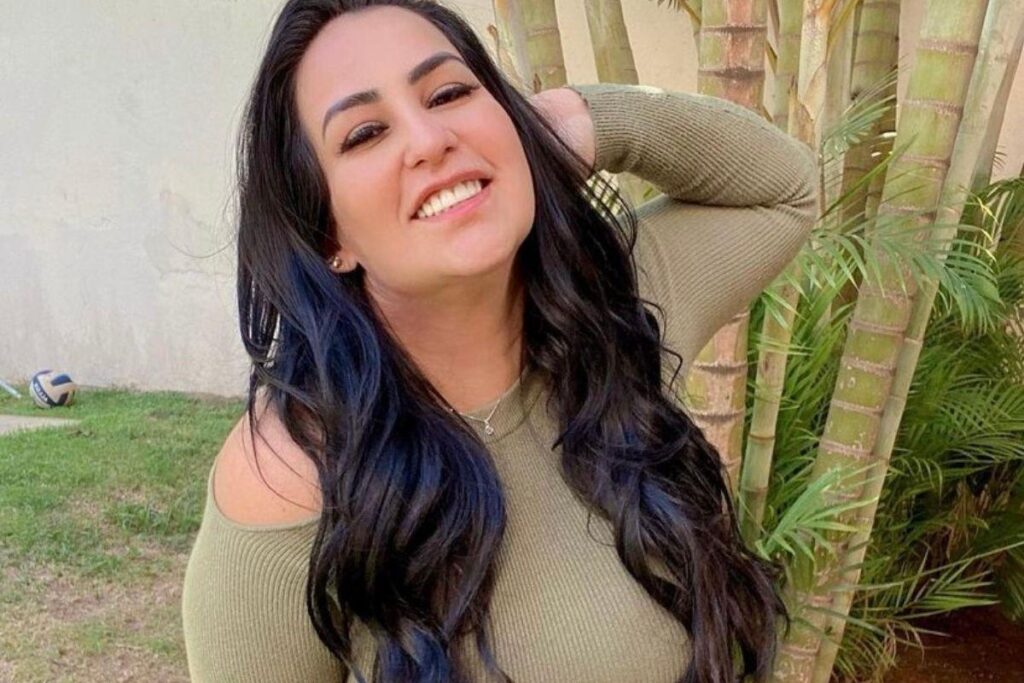 Fabíola Gadelha mostra o bebê pela primeira vez