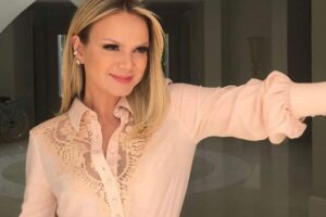 Eliana ainda mostrou registros no hospital ao lado de Arthur