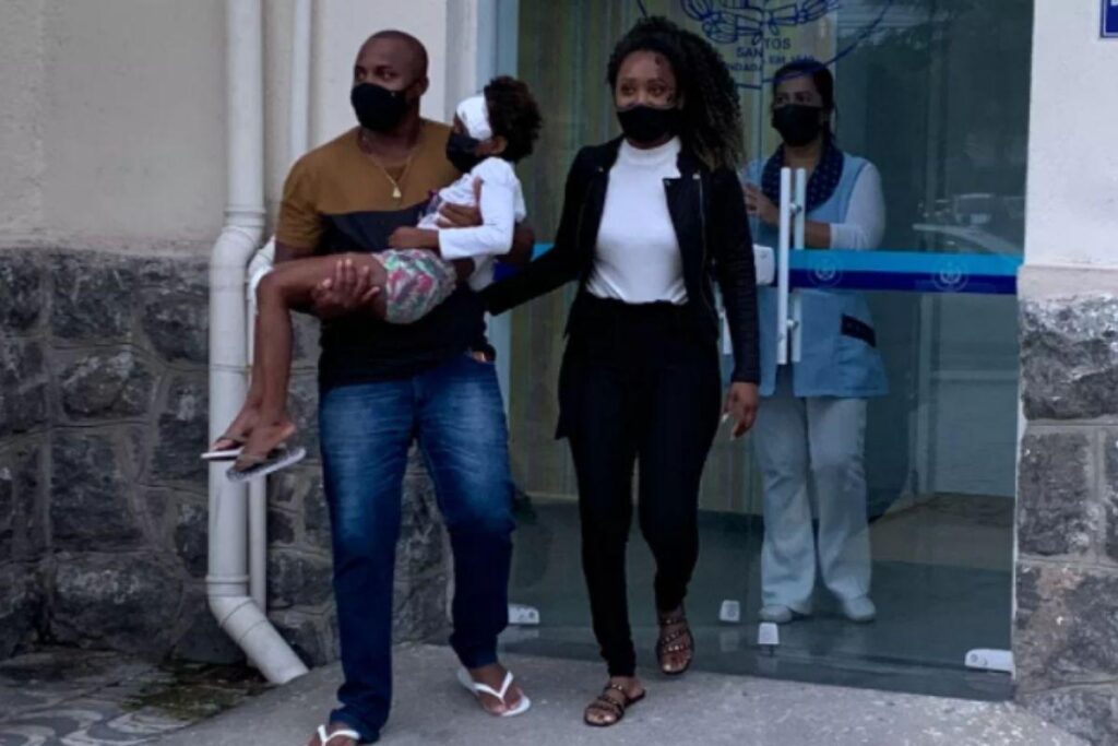 Criança recebe alta no hospital após ser atropelada por carro durante passeio em família