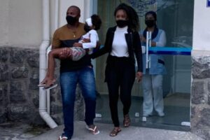 Criança recebe alta no hospital após ser atropelada por carro durante passeio em família