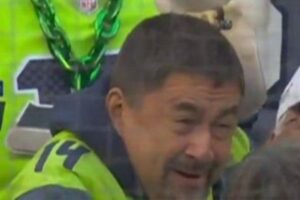 Uma águia invadiu o jogo e pousou na cabeça de um homem