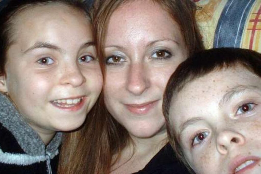 Os dois irmãos de Jemma juntos ao lado dela