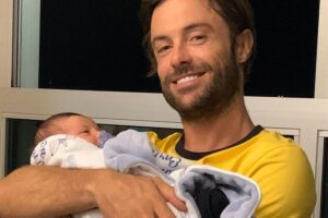 Ao lado esquerdo Sthefany e Kayky pequenos e do lado direito o ator segurando o sobrinho Enrico