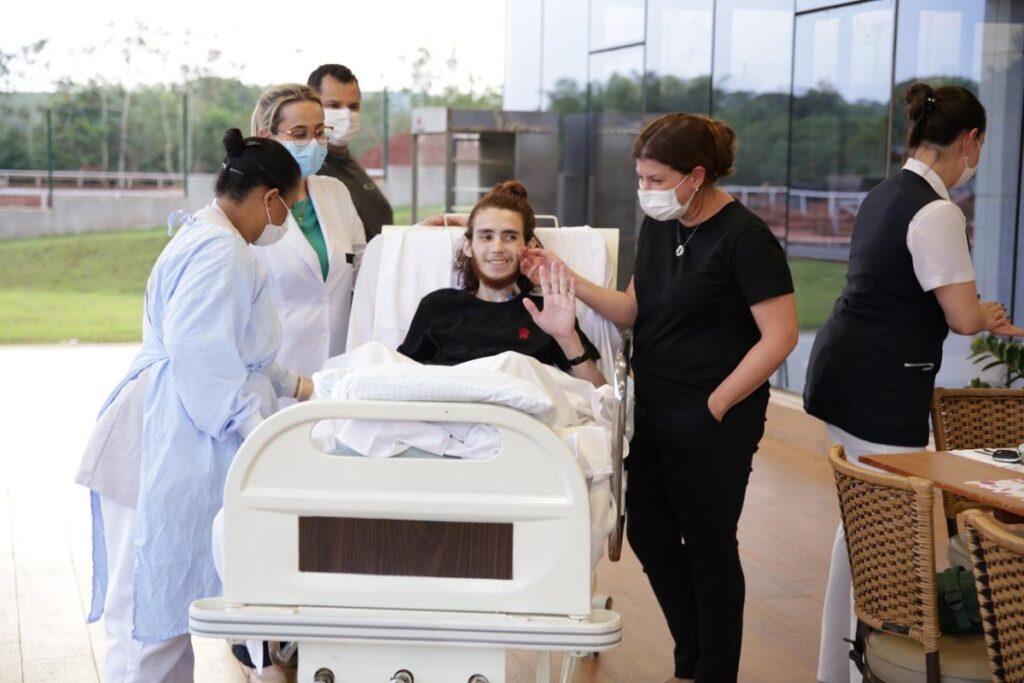 Tauã indo para o churrasco todo feliz