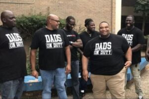 Pais são chamados pela escola para ajudarem no patrulhamento dos corredores