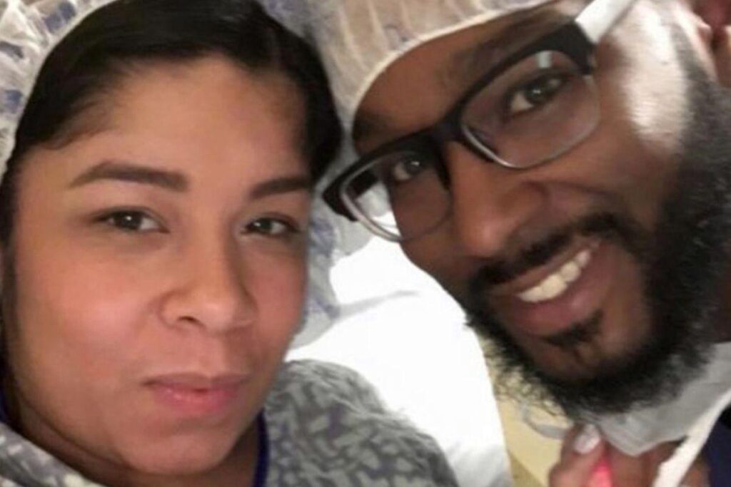 As duas gêmeas do lado direito o casal do lado esquerdo e os dois meninos no carrinho