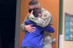 O pai com o filho e a diretora do lado esquerdo e do lado direito a mãe do menino com os dois