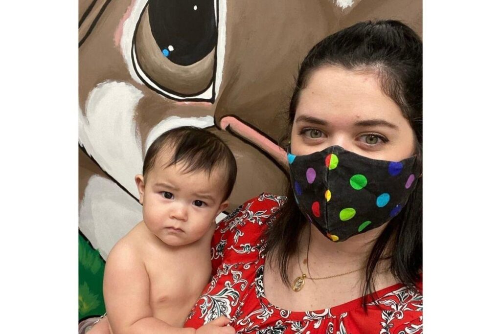 Bebê chora ao ver mãe colocar óculos