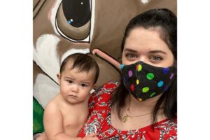 Bebê chora ao ver mãe colocar óculos