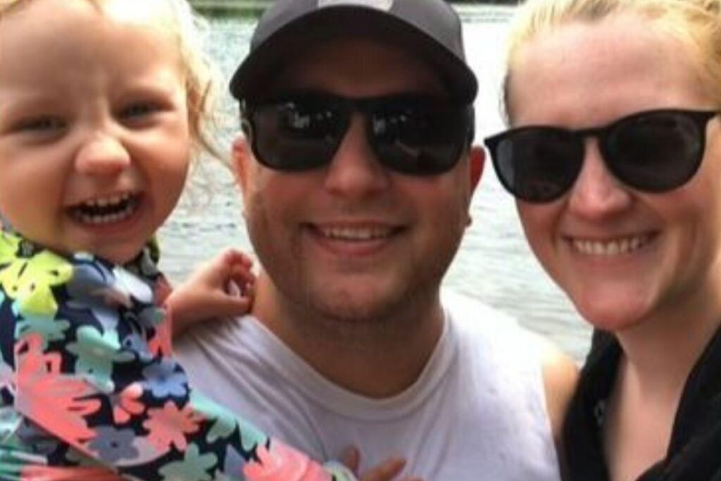 A menina tem 2 anos e o bebê 5 meses